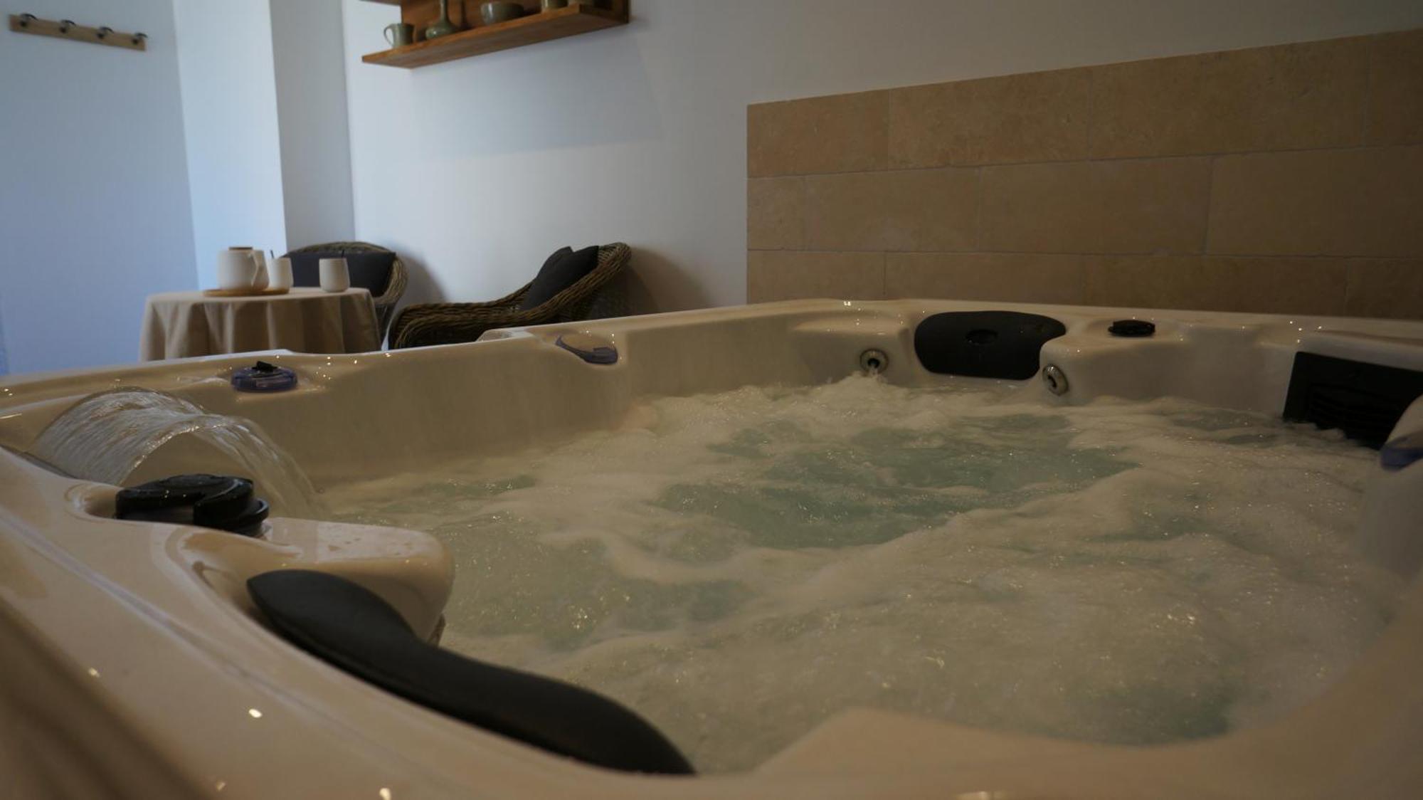 L'Ostal - Bed & Breakfast - Chambres Et Suites De 25 A 40M2 - Spa Saint-Hilaire-dʼOzilhan エクステリア 写真